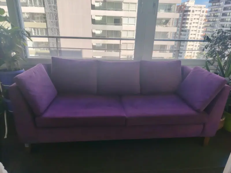 Sofá de tres cuerpos color morado en buen estado - 1