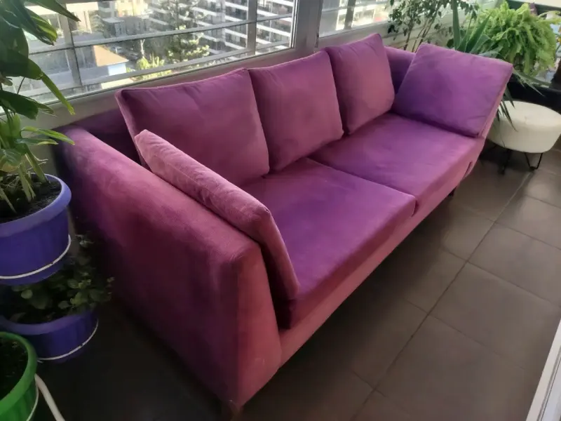 Sofá de tres cuerpos color morado en buen estado - 2