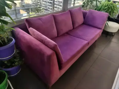 Sofá de tres cuerpos color morado en buen estado - miniatura 2