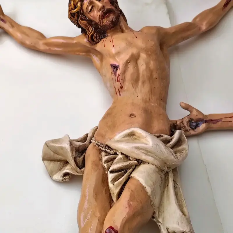 Crucifijo de Madera con Cristo Tallado a Mano - 2