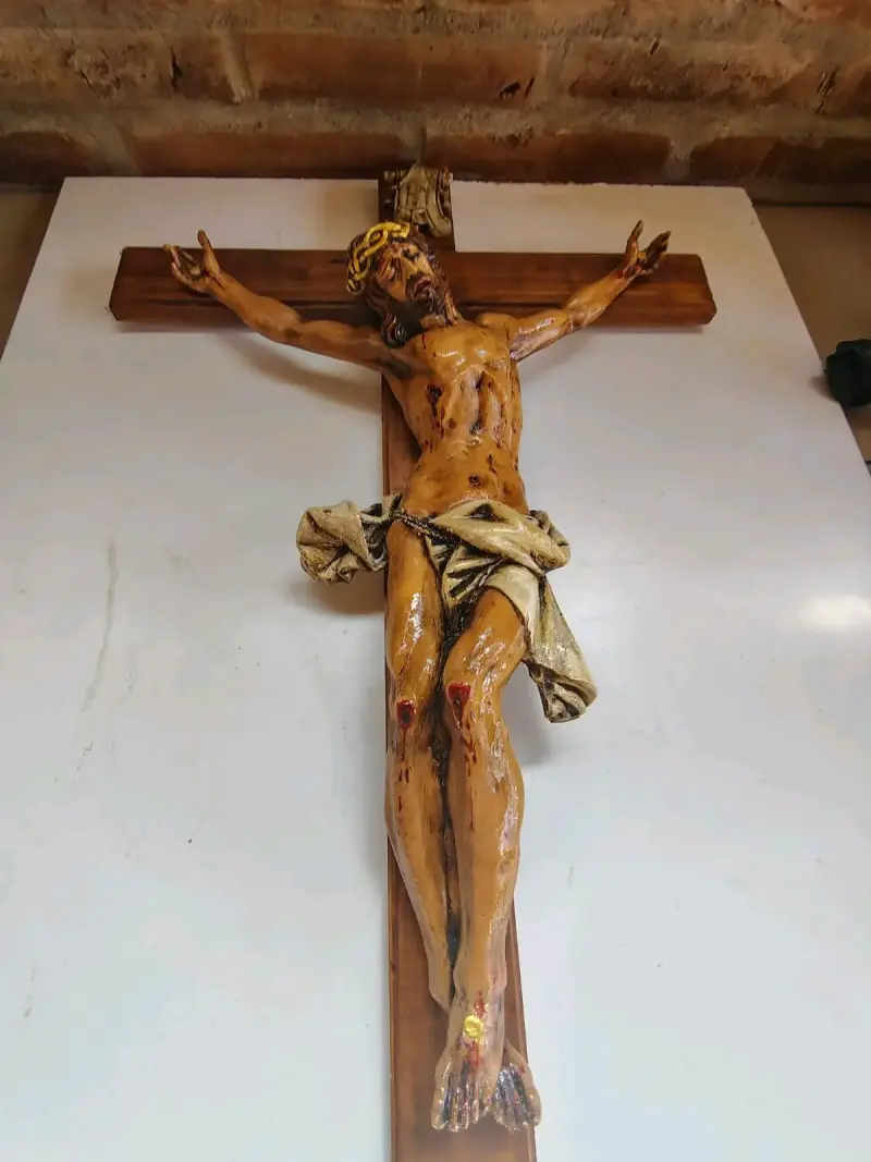Crucifijo de Madera con Cristo Tallado a Mano - 3