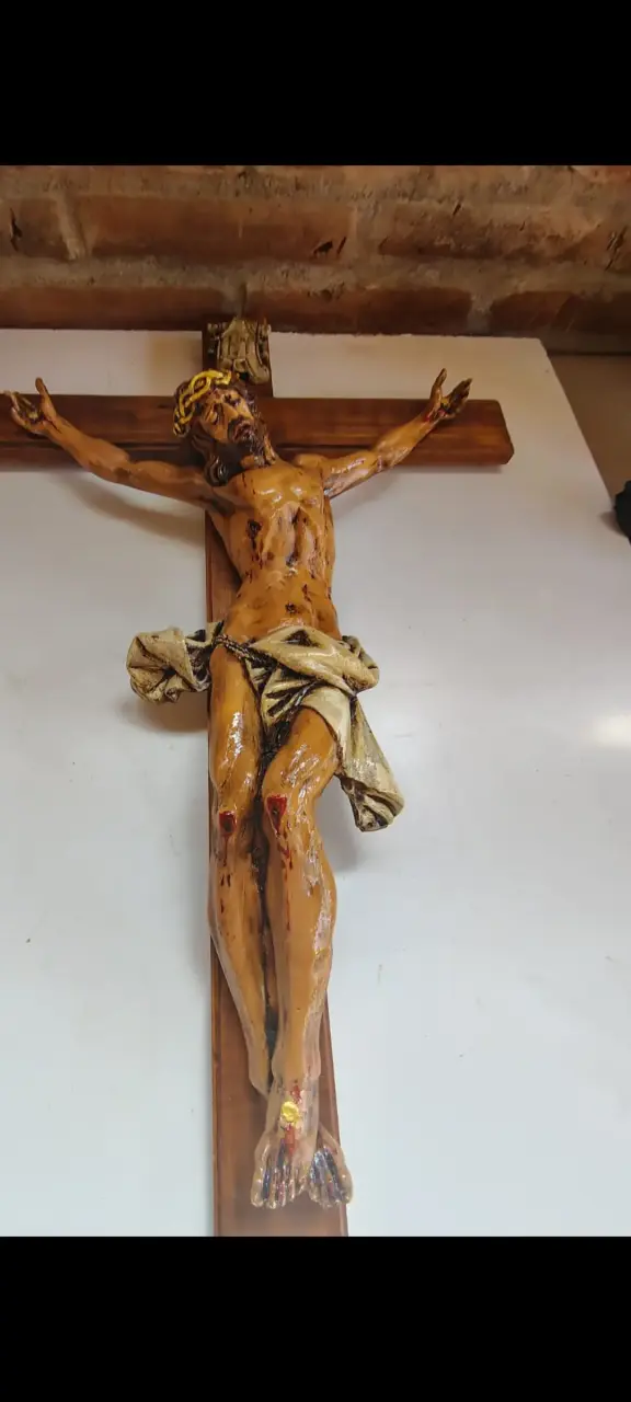 Crucifijo de Madera con Cristo Tallado a Mano - 4