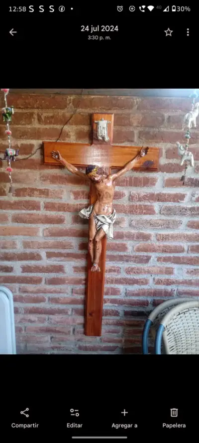 Crucifijo de Madera con Cristo Tallado a Mano - miniatura 5