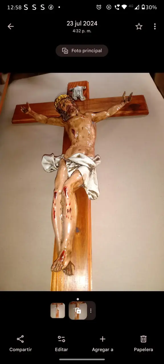 Crucifijo de Madera con Cristo Tallado a Mano - 6