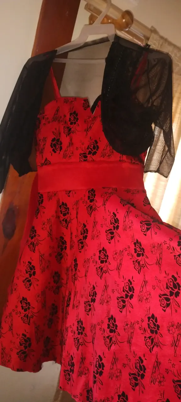 Vestido rojo con estampado floral y encaje - 1