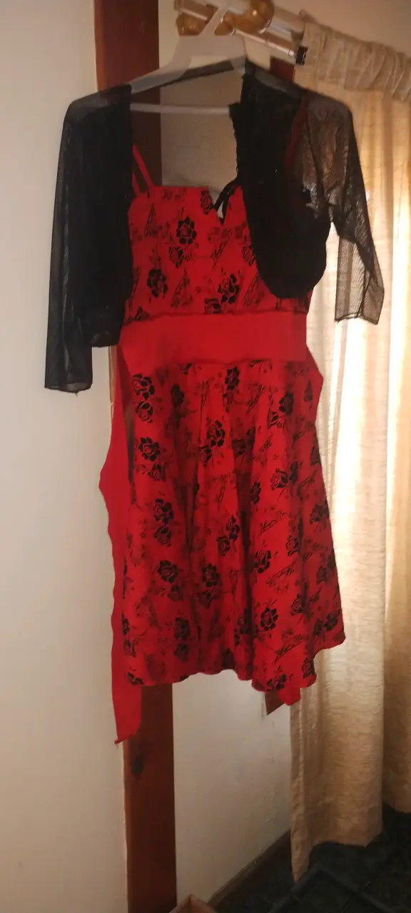 Vestido rojo con estampado floral y encaje - 2