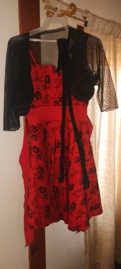 Vestido rojo con estampado floral y encaje - miniatura 3