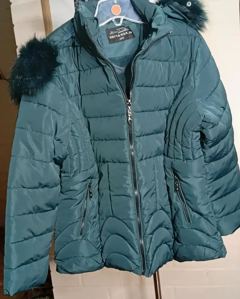 Chaqueta acolchada con capucha y detalles de piel sintética - 1