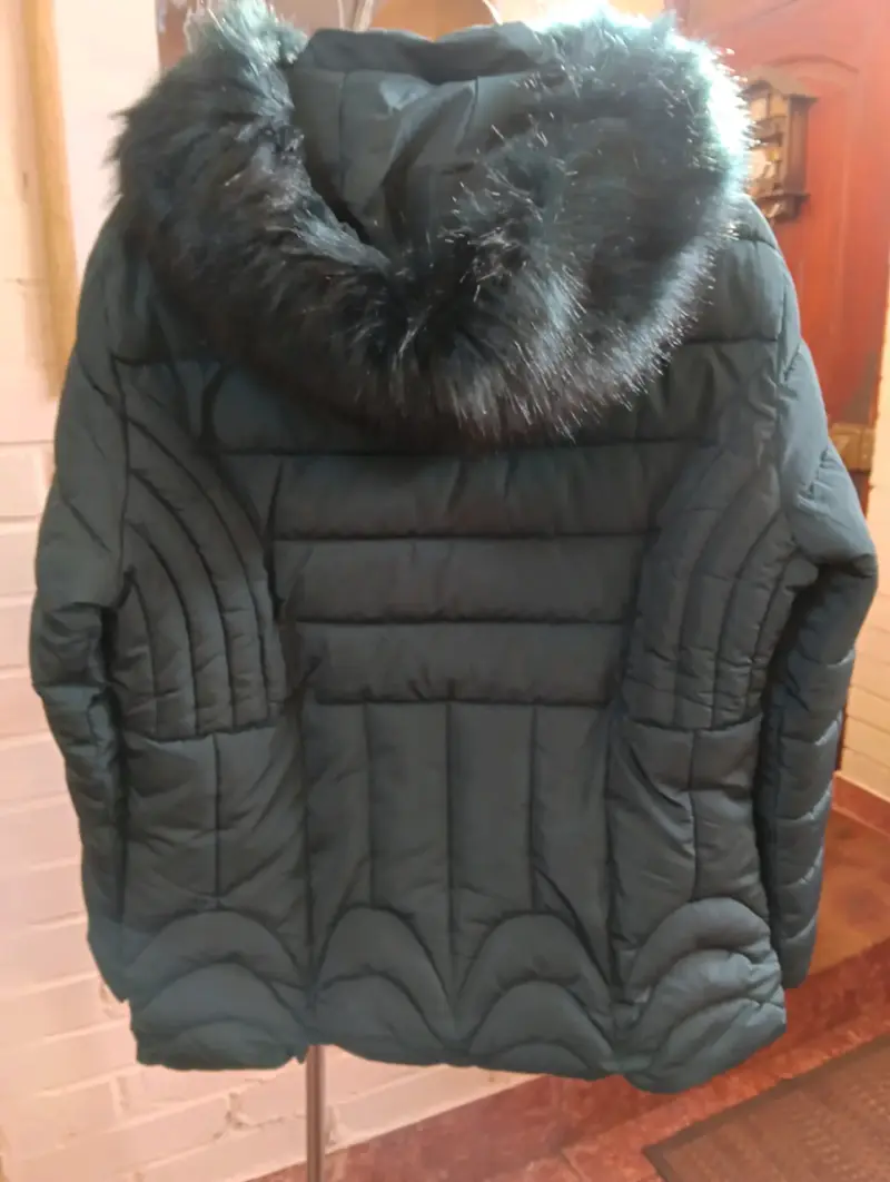 Chaqueta acolchada con capucha y detalles de piel sintética - 2