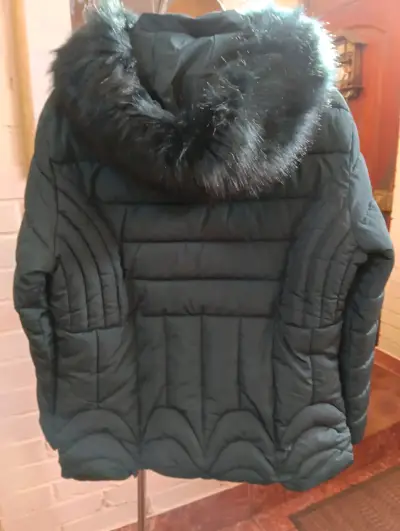 Chaqueta acolchada con capucha y detalles de piel sintética - miniatura 2