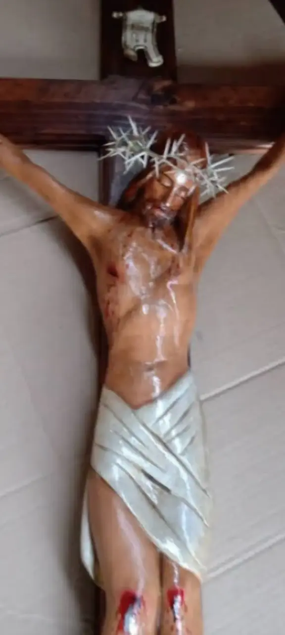 Crucifijo de Madera con Cristo Tallado - 2
