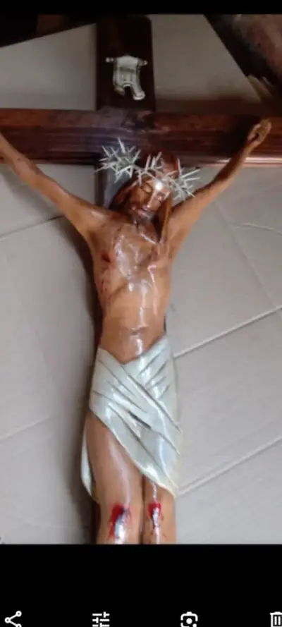 Crucifijo de Madera con Cristo Tallado - miniatura 3