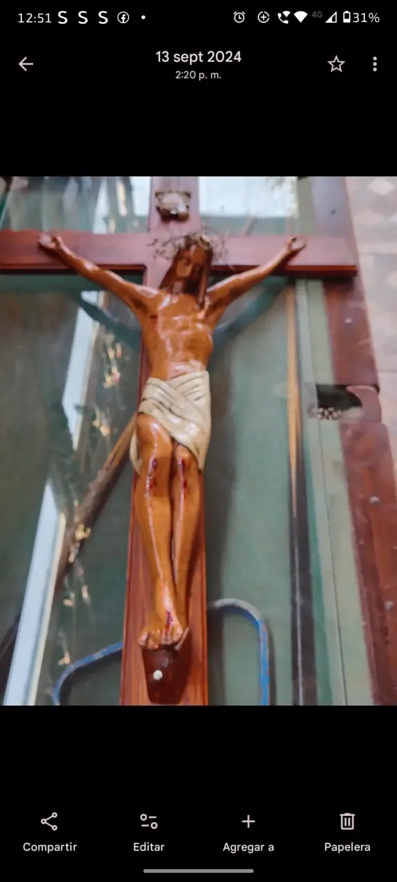 Crucifijo de Madera con Cristo Tallado - 4