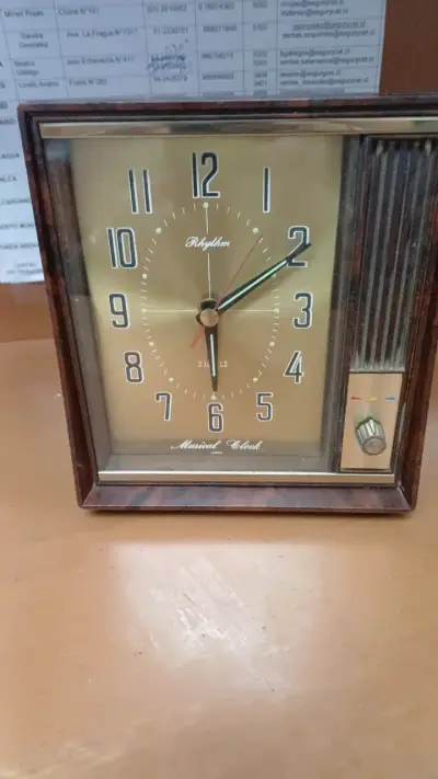 Reloj musical vintage Rhythm de madera - miniatura 1
