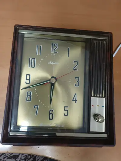Reloj musical vintage Rhythm de madera - miniatura 2