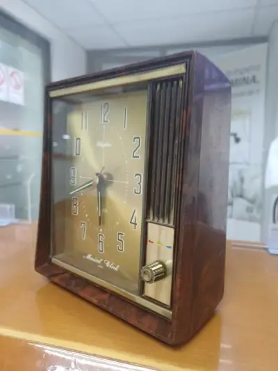 Reloj musical vintage Rhythm de madera - miniatura 3