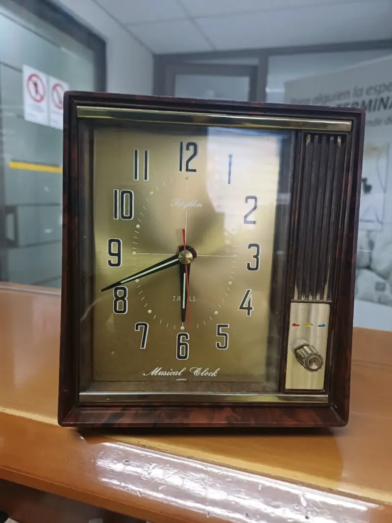 Reloj musical vintage Rhythm de madera - 4
