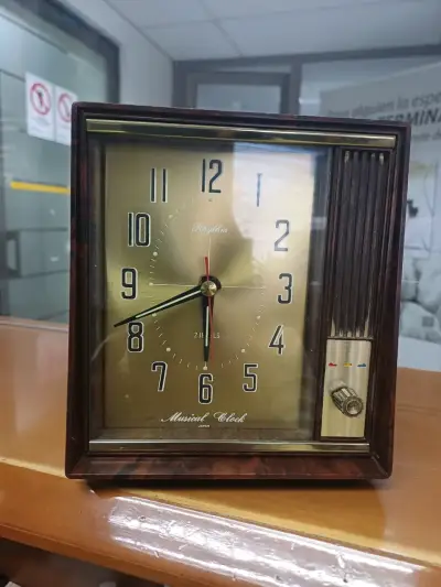 Reloj musical vintage Rhythm de madera - miniatura 4