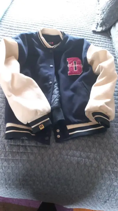 Chaqueta varsity azul y blanca Like It - miniatura 1