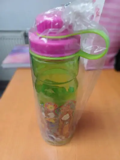 Botella de agua con diseño colorido - miniatura 1
