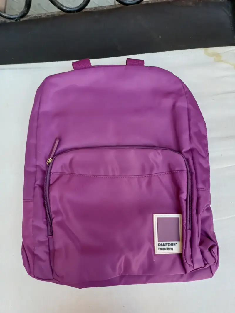 Mochila morada Pantone con diseño moderno - 2