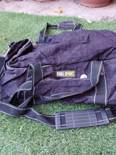 Bolso deportivo negro  Sport con correas ajusta - miniatura 2
