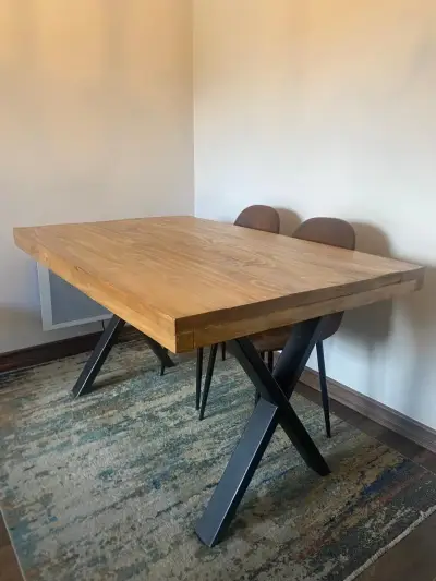 Mesa de comedor de madera con patas metálicas - miniatura 1