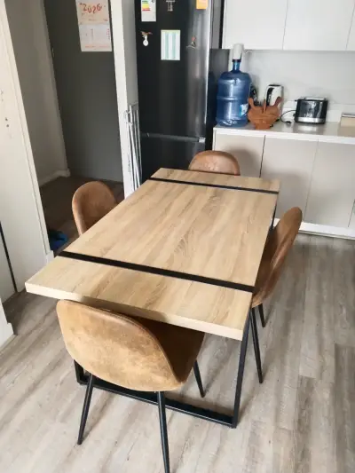 Mesa de comedor con sillas estilo industrial - miniatura 1