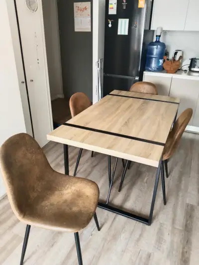 Mesa de comedor con sillas estilo industrial - miniatura 2