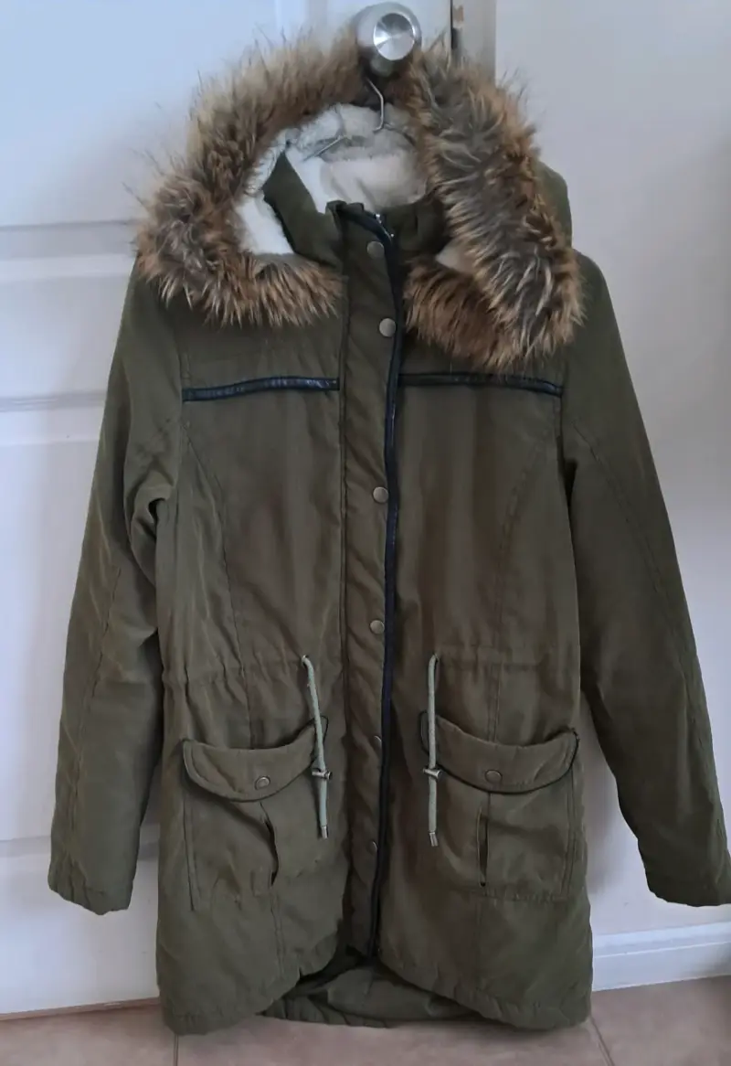 Parka verde con capucha de piel sintética - 1
