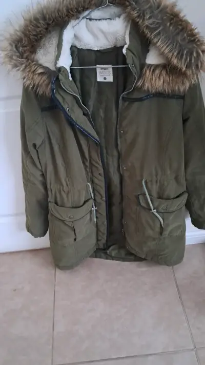 Parka verde con capucha de piel sintética - miniatura 2