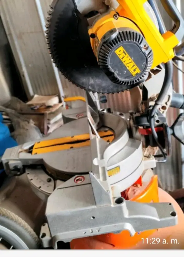 Sierra Ingleteadora DeWalt con Disco de Corte - 1