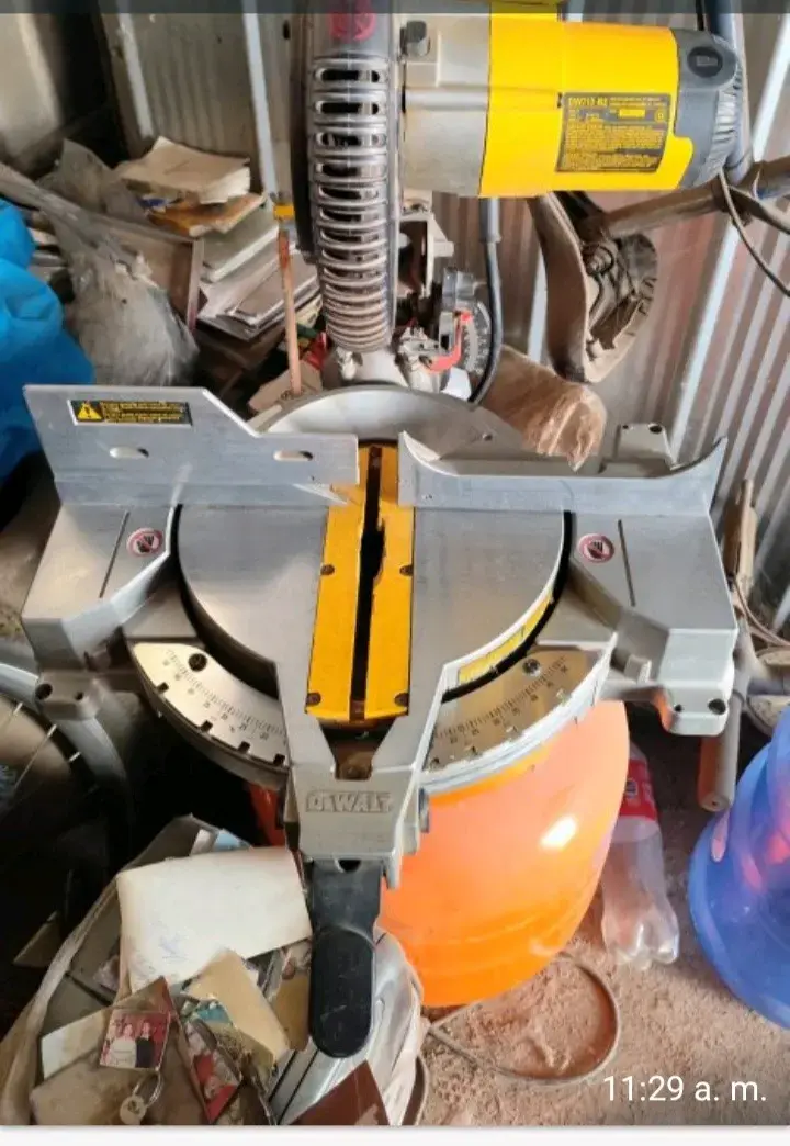 Sierra Ingleteadora DeWalt con Disco de Corte - 2