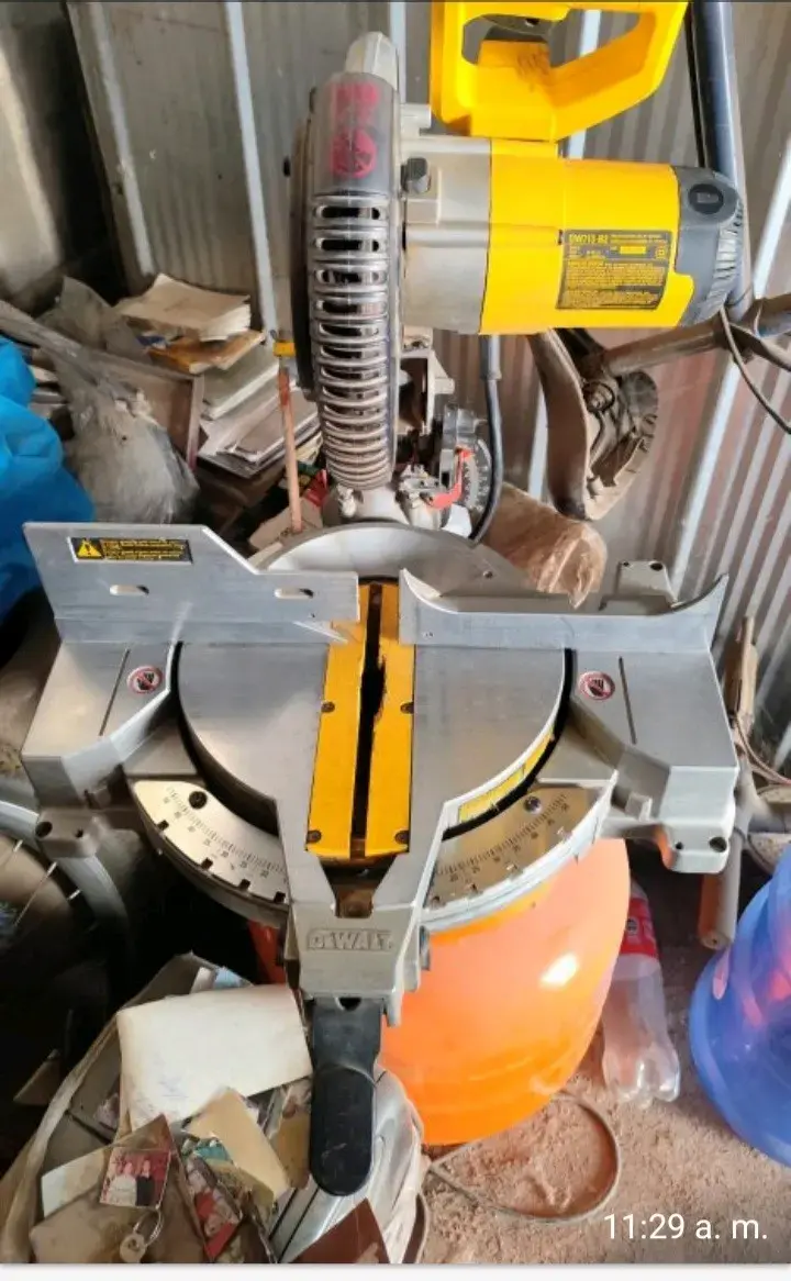 Sierra Ingleteadora DeWalt con Disco de Corte - 3