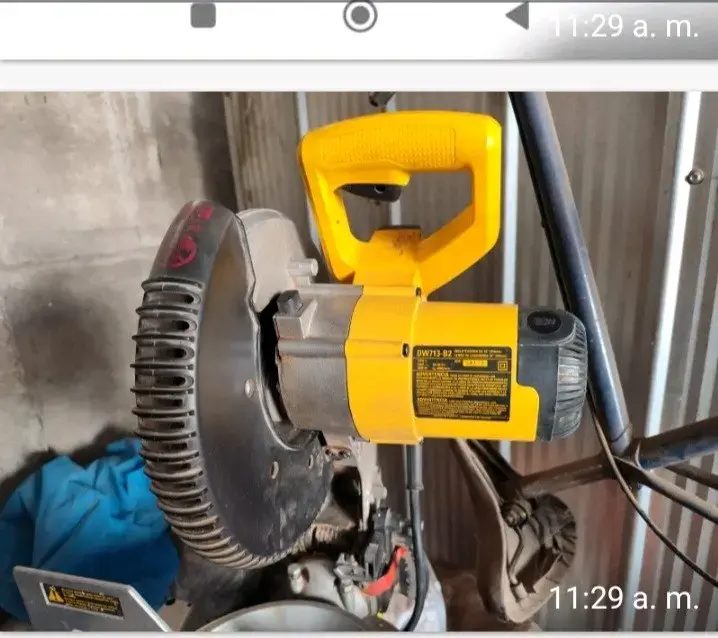 Sierra Ingleteadora DeWalt con Disco de Corte - 4