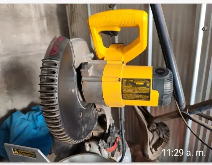 Sierra Ingleteadora DeWalt con Disco de Corte - 6