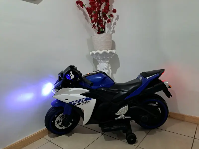 Moto eléctrica infantil azul con luces LED - 2