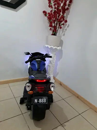 Moto eléctrica infantil azul con luces LED - miniatura 3