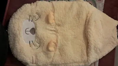 Saco de dormir infantil de felpa beige - miniatura 2