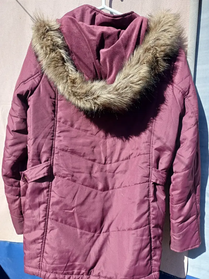 Parka de mujer burdeos con capucha de piel sintética - 1
