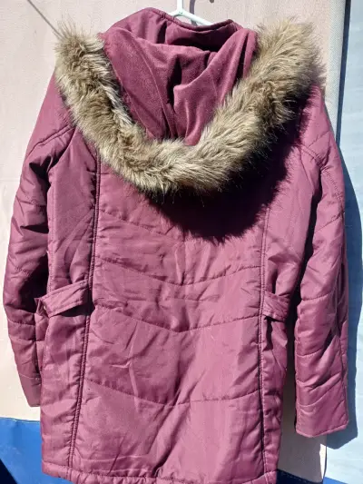 Parka de mujer burdeos con capucha de piel sintética - miniatura 1