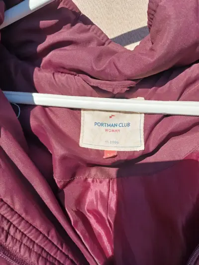 Parka de mujer burdeos con capucha de piel sintética - miniatura 2