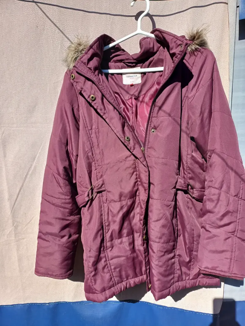 Parka de mujer burdeos con capucha de piel sintética - 3