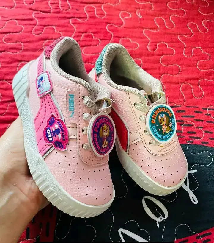 Zapatillas infantiles rosas con diseño de dibujos
