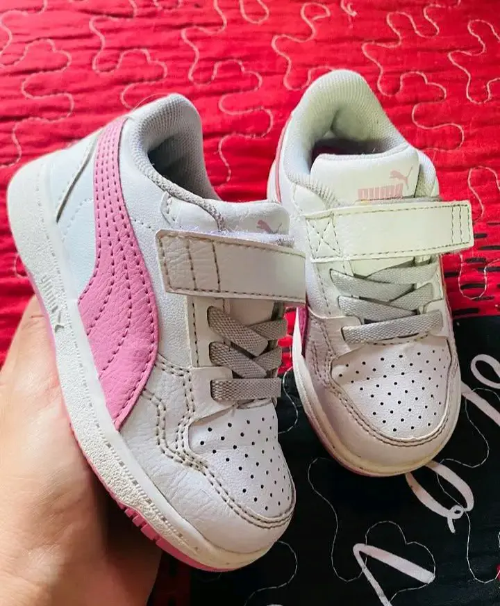 Zapatillas deportivas infantiles blancas y rosadas