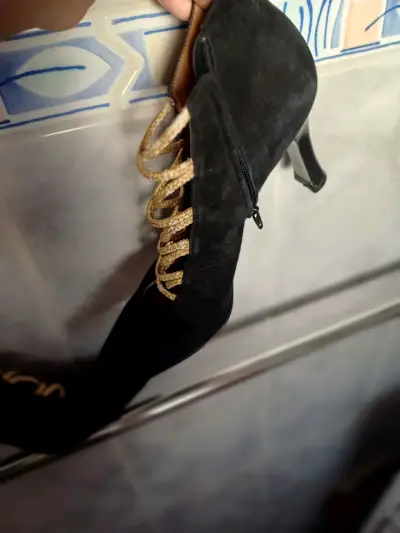 Botines de tacón alto negros con cordones dorados - miniatura 1