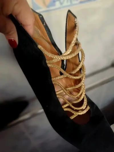 Botines de tacón alto negros con cordones dorados - miniatura 2