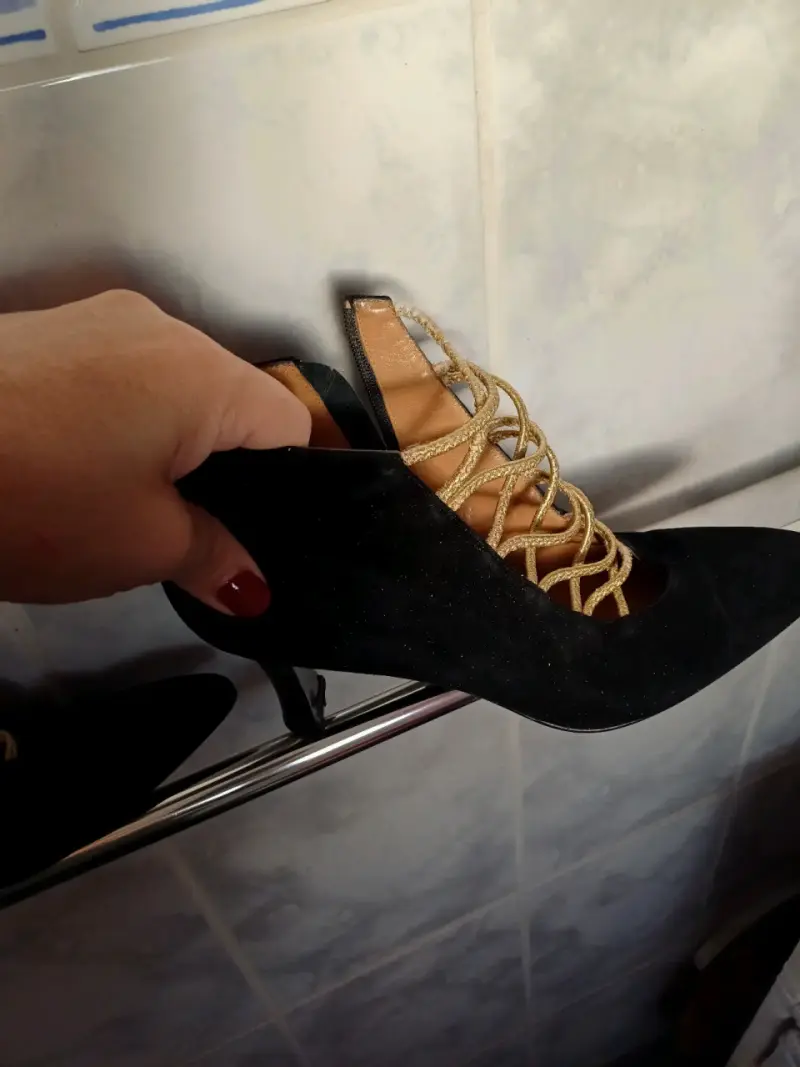 Botines de tacón alto negros con cordones dorados - 3