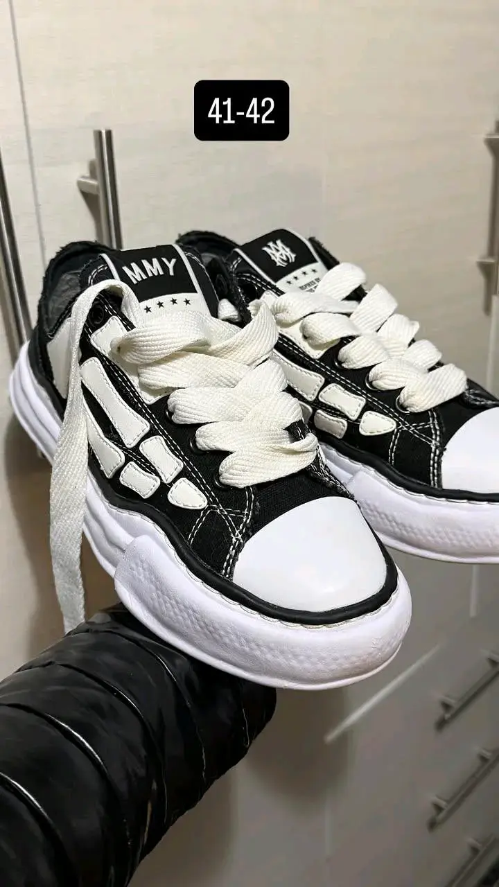 Zapatillas deportivas blancas y negras talla 41-42