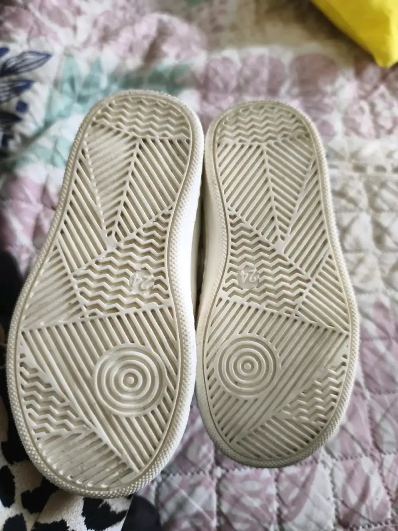 Zapatillas blancas de bebé con estrella rosa - 2